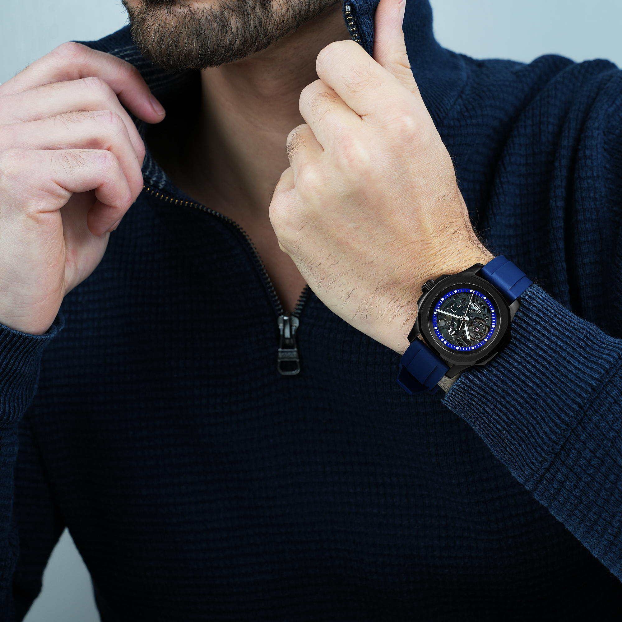 Homme qui porte une montre Classique Tentimes, cadran Skeleton, noire et bleue