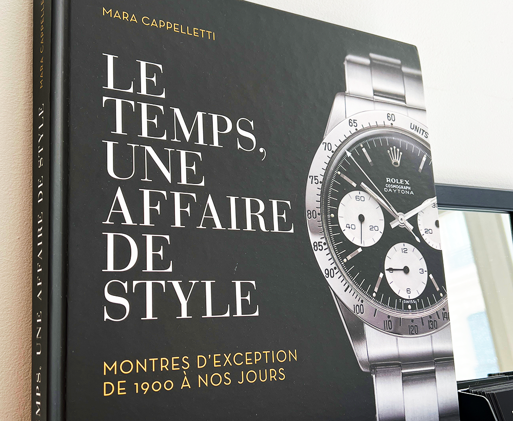 Beau livre horloger posé sur une étagère intitulé Le Temps une Affaire de Style.