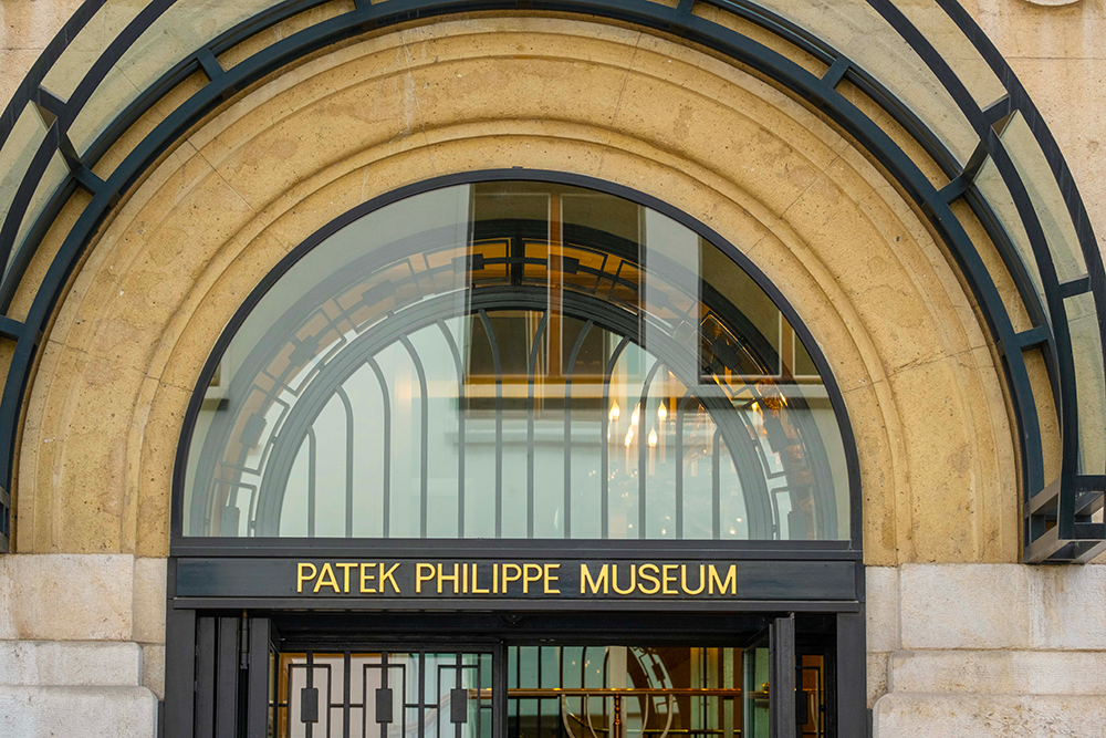 Vue de face de la grande porte d'entrée du musée Patek Philippe.