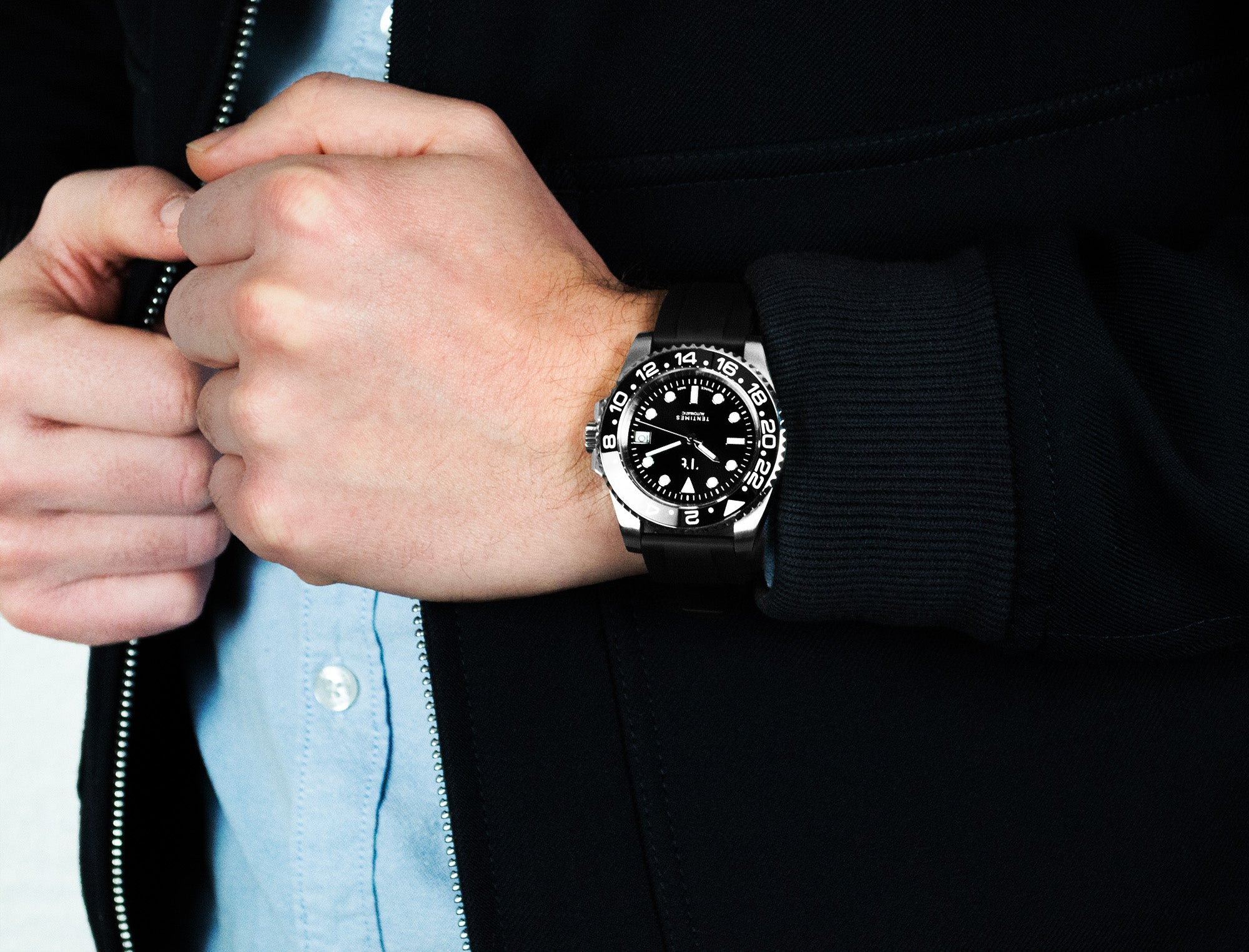 Homme qui porte une montre classique silver Tentimes noire